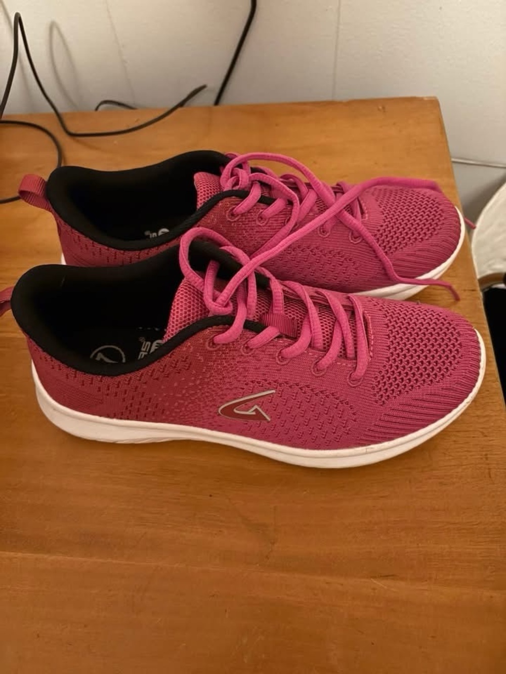 Geers by Dream Seek women’s athletic running shoe fuchsia size 7 like new